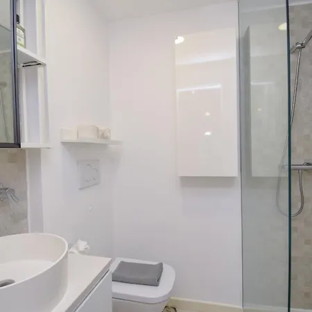 Cozy Apartament In דירה *